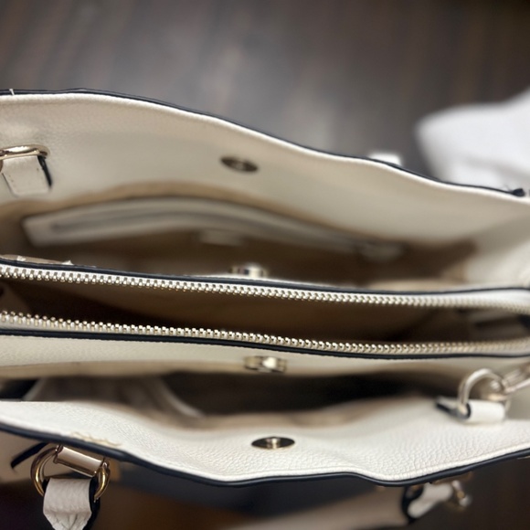 Guess purse - Picture 4 of 5